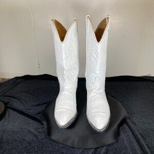 Women's Acme (Dingo)  6.5  White  Boots with Pointed Toe, Very Good Condition